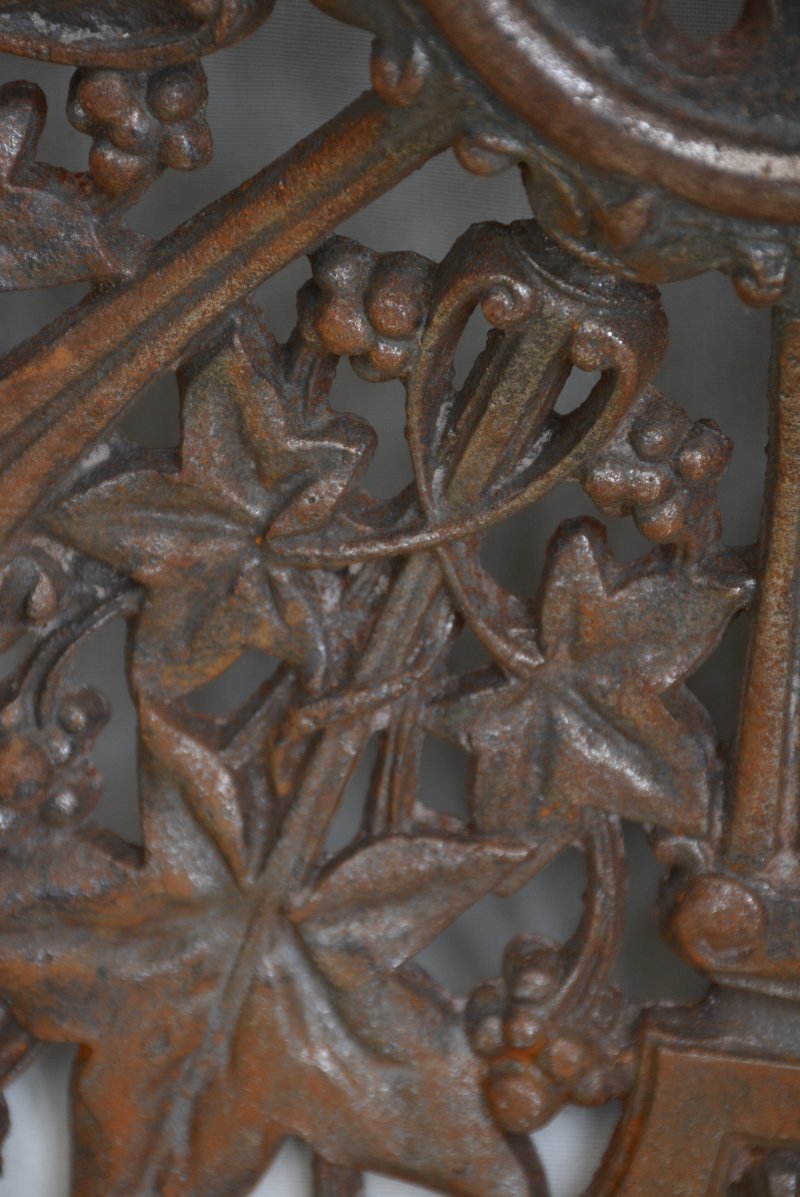 Antique Victorian Cast Iron Ceiling Rose, Ivy Leaf Design - Image 3